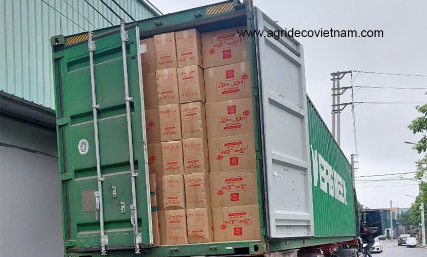 Loading Vietnamese noodles