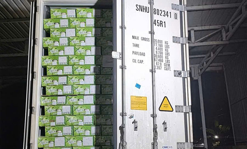 Loading Vietnamese coconut for export