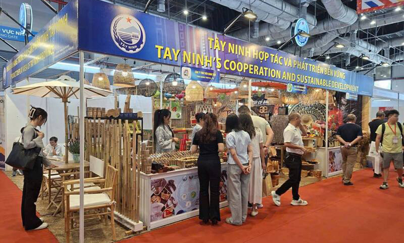 Vietnamese traditional handicraft trade fair